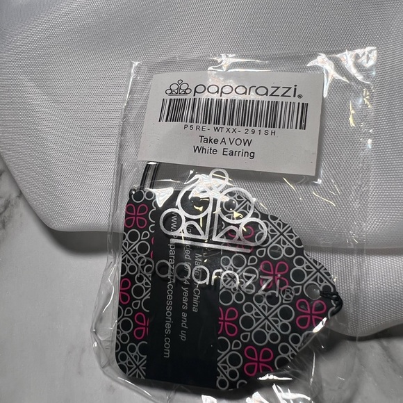 Take a vow white pearled earrings - Picture 3 of 3